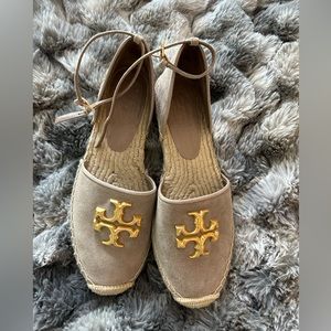 Tory Burch flat espadrille style beige shoe. Size 9.5.